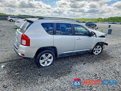 Trzecie zdjęcie samochodu z tyłu: 2011 JEEP COMPASS SPORT VIN:1J4NT1FB4BD151411 - miniatura
