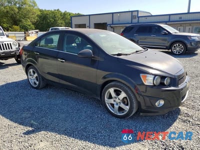 Czwarte zdjęcie samochodu z boku: 2015 CHEVROLET SONIC LTZ VIN:1G1JE5SB4F4124784 - miniatura