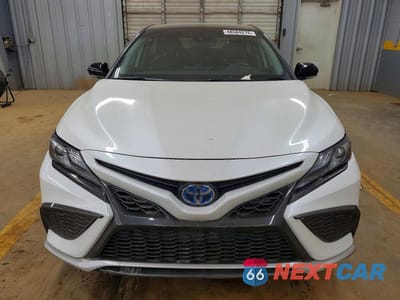 Piąte zdjęcie samochodu w środku: 2022 TOYOTA CAMRY HYBRID XSE VIN:4T1K31AK0NU033257 - miniatura