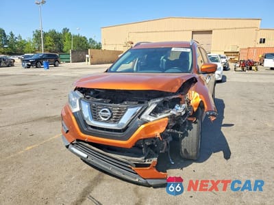 Piąte zdjęcie samochodu w środku: 2017 NISSAN ROGUE SV VIN:JN8AT2MT2HW147879 - miniatura