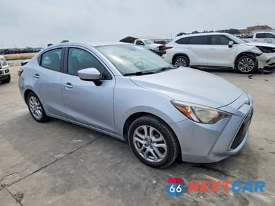Czwarte zdjęcie samochodu z boku: 2018 TOYOTA YARIS IA BASE VIN:3MYDLBYV7JY326326 - miniatura
