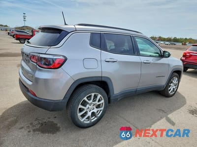 Trzecie zdjęcie samochodu z tyłu: 2022 JEEP COMPASS LATITUDE LUX VIN:3C4NJDFBXNT117999 - miniatura