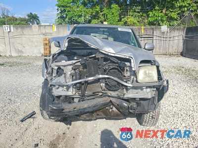 Piąte zdjęcie samochodu w środku: 2002 TOYOTA SEQUOIA SR5 VIN:5TDZT34A52S061556 - miniatura