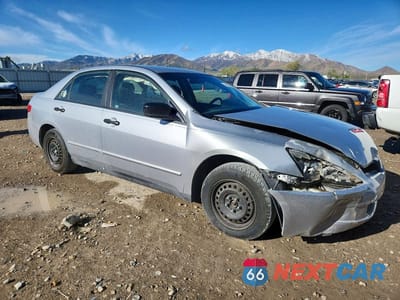 Czwarte zdjęcie samochodu z boku: 2005 HONDA ACCORD DX VIN:1HGCM56135A157667 - miniatura