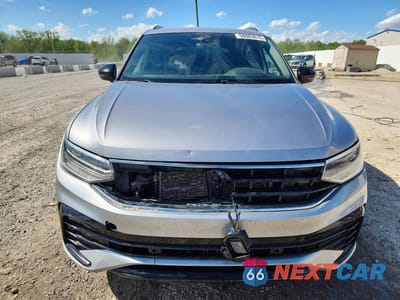 Piąte zdjęcie samochodu w środku: 2023 VOLKSWAGEN TIGUAN SE R-LINE BLACK VIN:3VVCB7AXXPM016565 - miniatura