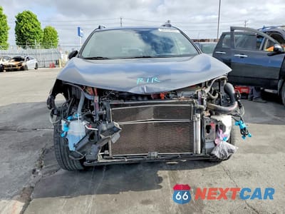 Piąte zdjęcie samochodu w środku: 2018 TOYOTA RAV4 HV SE VIN:JTMJJREV1JD240372 - miniatura