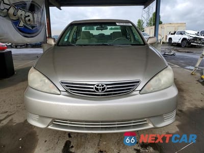 Piąte zdjęcie samochodu w środku: 2005 TOYOTA CAMRY LE VIN:4T1BE32K75U393162 - miniatura