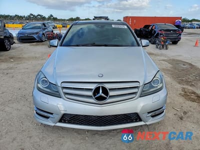 Piąte zdjęcie samochodu w środku: 2012 MERCEDES-BENZ C 250 VIN:WDDGF4HB1CR236222 - miniatura