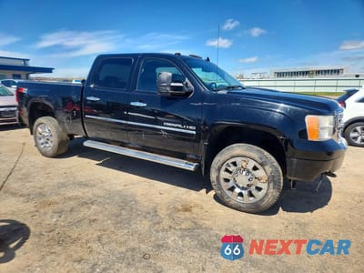 Czwarte zdjęcie samochodu z boku: 2011 GMC SIERRA K2500 DENALI VIN:1GT125CG9BF234562 - miniatura