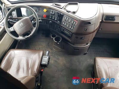 Piąte zdjęcie samochodu w środku: 2015 VOLVO VNL SEMI TRUCK VIN:4V4NC9EH5FN911604 - miniatura