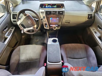 Zdjęcie 8 z 12 samochodu: 2013 TOYOTA PRIUS V TWO VIN:JTDZN3EU9D3280365 - miniatura