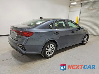 Trzecie zdjęcie samochodu z tyłu: 2021 KIA FORTE FE VIN:3KPF24AD5ME311627 - miniatura