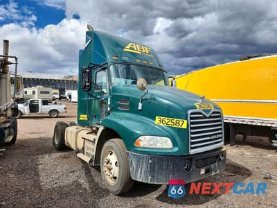 2017 MACK CXU612 SEMI TRUCK 1M1AW01X9HM009895 - główne zdjęcie licytacji z USA - miniatura