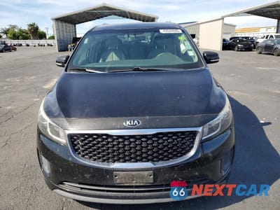 Piąte zdjęcie samochodu w środku: 2017 KIA SEDONA LX VIN:KNDMB5C12H6249499 - miniatura