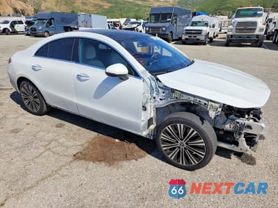 Czwarte zdjęcie samochodu z boku: 2021 MERCEDES-BENZ CLA 250 VIN:W1K5J4GB7MN198818 - miniatura
