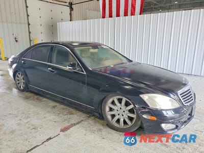 Czwarte zdjęcie samochodu z boku: 2007 MERCEDES-BENZ S 550 VIN:WDDNG71X77A147724 - miniatura