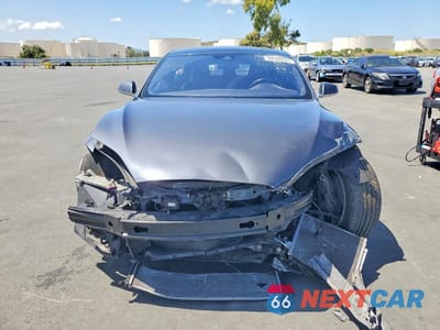 Piąte zdjęcie samochodu w środku: 2015 TESLA MODEL S VIN:5YJSA1E11FF118811 - miniatura