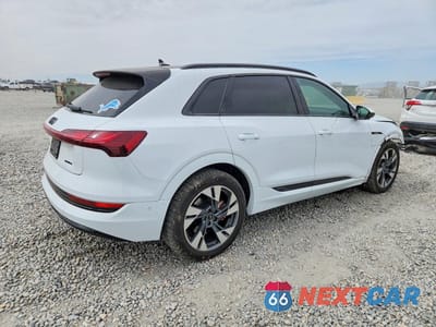 Trzecie zdjęcie samochodu z tyłu: 2021 AUDI E-TRON PREMIUM VIN:WA1AAAGE8MB038556 - miniatura