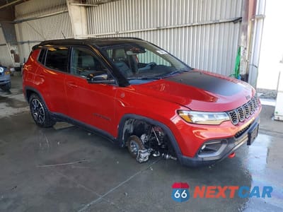 Czwarte zdjęcie samochodu z boku: 2025 JEEP COMPASS TRAILHAWK VIN:3C4NJDDN9ST557561 - miniatura