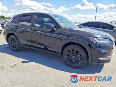 Czwarte zdjęcie samochodu z boku: 2025 HONDA HR-V SPORT VIN:3CZRZ1H58SM700149 - miniatura