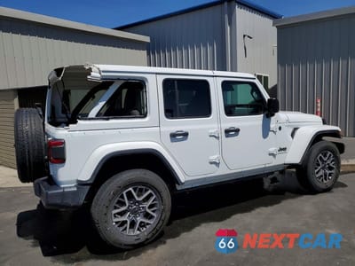 Trzecie zdjęcie samochodu z tyłu: 2025 JEEP WRANGLER SAHARA VIN:1C4PJXEN1SW546900 - miniatura