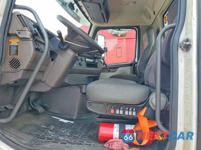 Piąte zdjęcie samochodu w środku: 2017 VOLVO VNL SEMI TRUCK VIN:4V4N39TG6HN988222 - miniatura