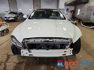 Piąte zdjęcie samochodu w środku: 2017 JAGUAR XJ VIN:SAJWJ1CD6H8W03934 - miniatura