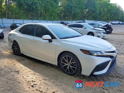 Czwarte zdjęcie samochodu z boku: 2021 TOYOTA CAMRY SE VIN:4T1G11AK1MU404128 - miniatura