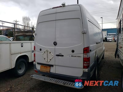 Trzecie zdjęcie samochodu z tyłu: 2012 MERCEDES BENZ SPRINTER 2500 DELIVERY VAN VIN:WD3PE8CB2C5669934 - miniatura