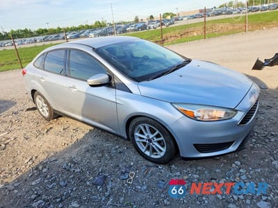 Czwarte zdjęcie samochodu z boku: 2017 FORD FOCUS SE VIN:1FADP3FE1HL322745 - miniatura