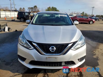 Piąte zdjęcie samochodu w środku: 2018 NISSAN SENTRA S VIN:3N1AB7AP4JY231528 - miniatura