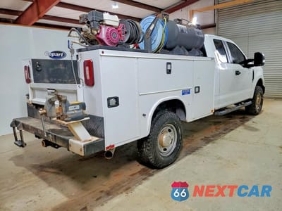 Trzecie zdjęcie samochodu z tyłu: 2020 FORD F350 SUPER DUTY UTILITY / SERVICE TRUCK VIN:1FD8X3B63LED40716 - miniatura