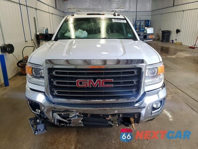 Piąte zdjęcie samochodu w środku: 2019 GMC SIERRA K2500 SLT VIN:1GT12REG8KF262342 - miniatura