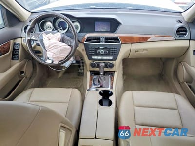 Zdjęcie 8 z 13 samochodu: 2014 MERCEDES-BENZ C 250 VIN:WDDGF4HB1ER309656 - miniatura