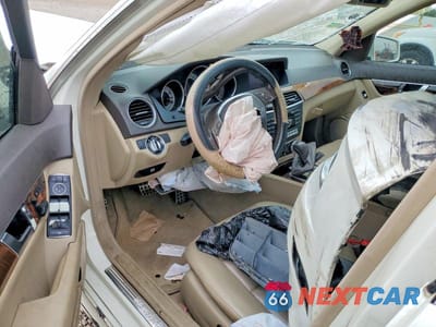 Zdjęcie 8 z 13 samochodu: 2012 MERCEDES-BENZ C 250 VIN:WDDGF4HB5CA626545 - miniatura