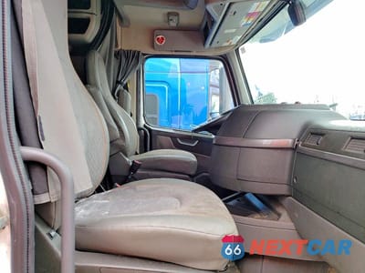 Piąte zdjęcie samochodu w środku: 2021 VOLVO VNL SEMI TRUCK VIN:4V4NC9EH2MN267041 - miniatura