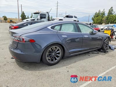 Trzecie zdjęcie samochodu z tyłu: 2018 TESLA MODEL S VIN:5YJSA1E21JF262702 - miniatura