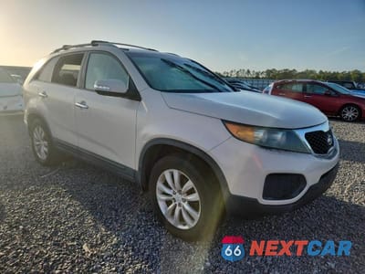 Czwarte zdjęcie samochodu z boku: 2011 KIA SORENTO LX VIN:5XYKT4A28BG113859 - miniatura