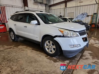 Czwarte zdjęcie samochodu z boku: 2010 CHEVROLET TRAVERSE LT VIN:1GNLVGED3AS125736 - miniatura