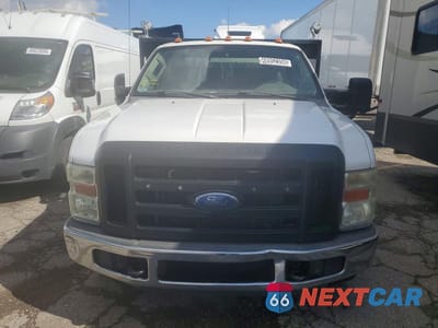 Piąte zdjęcie samochodu w środku: 2008 FORD F350 SUPER DUTY FLATBED TRUCK VIN:1FDWF36558EC54147 - miniatura