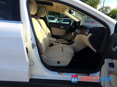 Piąte zdjęcie samochodu w środku: 2019 MERCEDES-BENZ GLA 250 VIN:WDCTG4EB3KJ587683 - miniatura