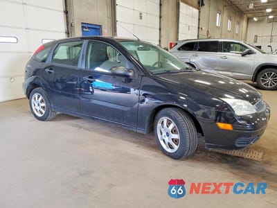 Czwarte zdjęcie samochodu z boku: 2005 FORD FOCUS ZX5 VIN:3FAFP37N15R114739 - miniatura