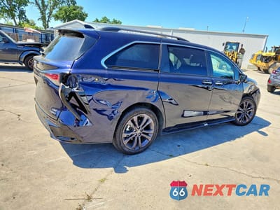 Trzecie zdjęcie samochodu z tyłu: 2021 TOYOTA SIENNA XSE 7-PASSENGER VIN:5TDDRKEC6MS067775 - miniatura