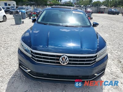 Piąte zdjęcie samochodu w środku: 2018 VOLKSWAGEN PASSAT SE VIN:1VWBA7A32JC018021 - miniatura
