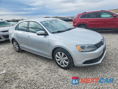 Czwarte zdjęcie samochodu z boku: 2013 VOLKSWAGEN JETTA SE VIN:3VWDP7AJXDM412455 - miniatura