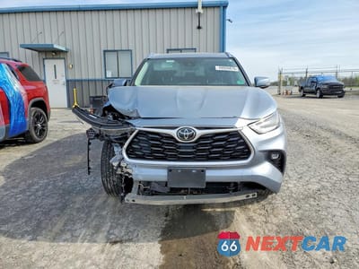 Piąte zdjęcie samochodu w środku: 2021 TOYOTA HIGHLANDER XLE VIN:5TDHZRBHXMS095024 - miniatura