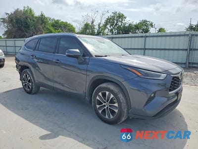 Czwarte zdjęcie samochodu z boku: 2021 TOYOTA HIGHLANDER XLE VIN:5TDGZRAH7MS515304 - miniatura