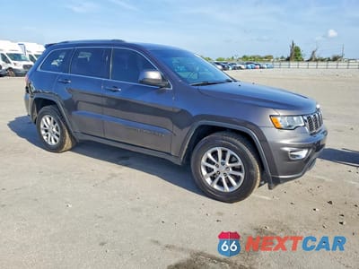 Czwarte zdjęcie samochodu z boku: 2021 JEEP GRAND CHEROKEE LAREDO VIN:1C4RJEAG1MC713510 - miniatura