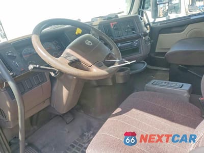 Piąte zdjęcie samochodu w środku: 2016 VOLVO VN VNL - SEMI TRUCK VIN:4V4NC9TH8GN965709 - miniatura