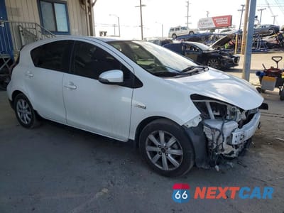 Czwarte zdjęcie samochodu z boku: 2017 TOYOTA PRIUS C THREE VIN:JTDKDTB31H1593024 - miniatura